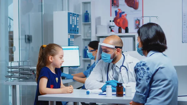 Meisje in gesprek met dokter tijdens consult — Stockfoto
