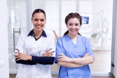 Diş sağlığı kliniğinde neşeli dişçilik.