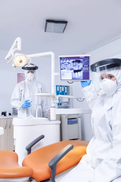 Стоматолог рассказывает о лечении пациента с цифровым рентгеном зубов — стоковое фото