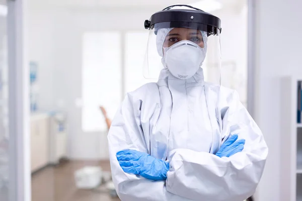 Врач в защитном костюме и защитном костюме заражен короанвирусом — стоковое фото