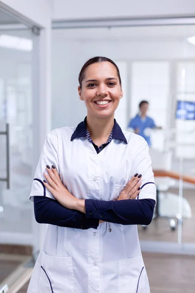 Portrait de dentiste médecin à la réception dentaire avec bras croisés — Photo