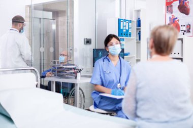 Tekerlekli sandalyedeki engelli yaşlı adam