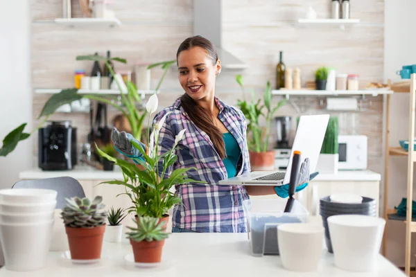 Vrouw leest over haar bloemen — Stockfoto