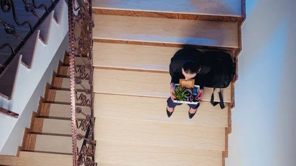 İş kadını merdivenlerde otururken kovuluyor. — Stok fotoğraf