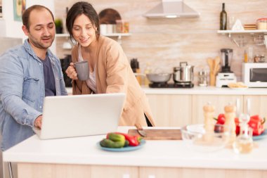 Dizüstü bilgisayarda gülümseyen çift