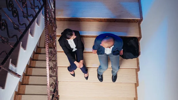 Vista superior de empresários sobrecarregados falando em escadas — Fotografia de Stock