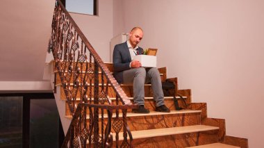 Şirket çalışanı kovuluyor.