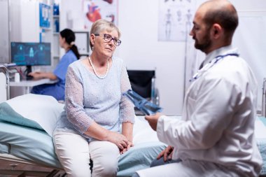 Ciğerlere bakıyorum.