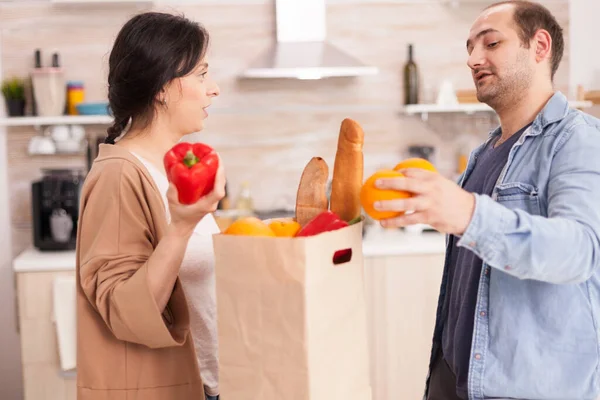 Couple with fresh groceries — Stock Photo, Image