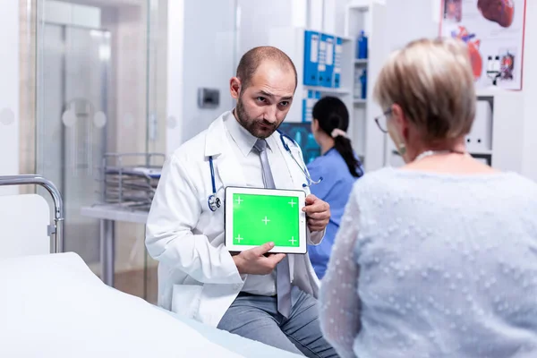 Médecin tenant la tablette écran vert — Photo