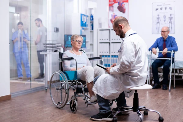 Arzt verschreibt Genesungsbehandlung — Stockfoto