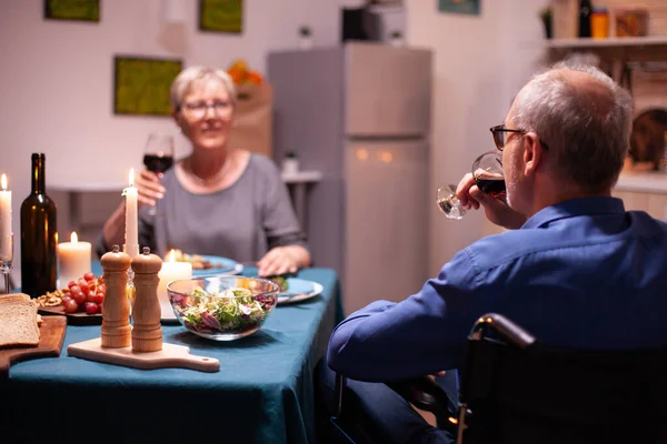 Gelähmter Mann trinkt Wein — Stockfoto