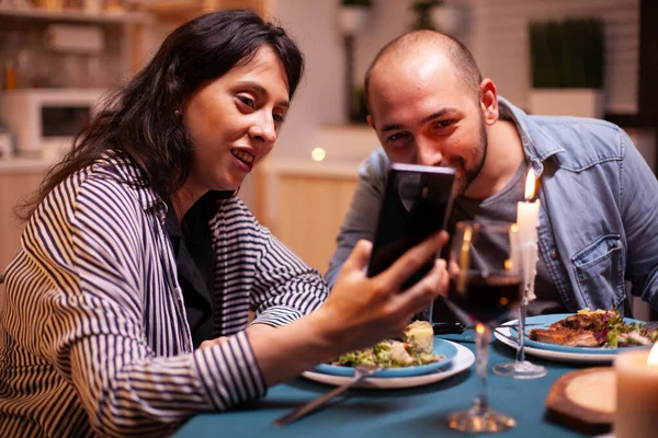 Video bekijken op smartphone — Stockfoto