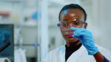 Virüs testine bakan Afrikalı bilim adamlarına yakın çekim