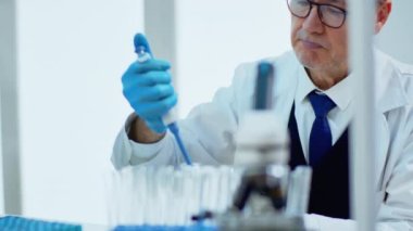 Mikro pipet kullanan bilim adamına yaklaş.