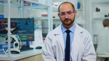 Yorgun bir doktor kameraya bakıyor.
