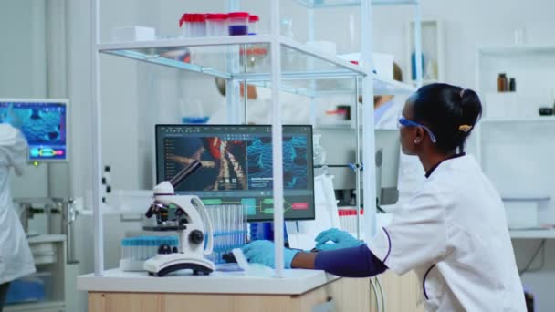 새로운 백신을 연구하고 있는 흑인 과학자 — 비디오