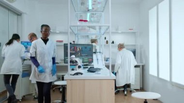 Covid19 aşısını test eden çok ırklı tıbbi şeyler.