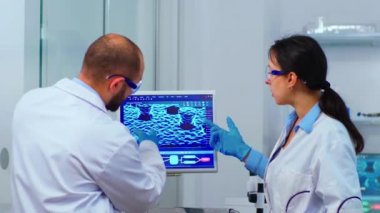 Kimya laboratuvarında çalışan bilim adamları