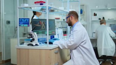 Tıp laboratuarında çalışan çok ırklı bilim adamları.