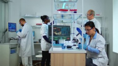 Profesyonel bilim adamları yeni virüse karşı aşı hazırlıyor.