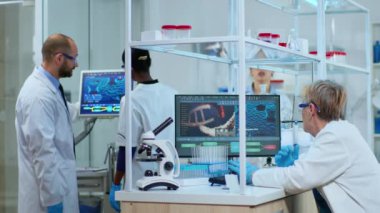 Çok ırklı ekip yeni bir aşı geliştirmeye çalışıyor.