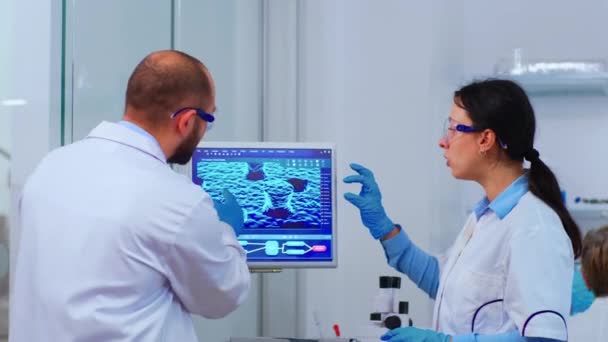 A laboratóriumban dolgozó tudósok csoportja — Stock videók