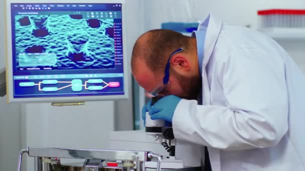 Biologická technologie vědec pomocí mikroskopu dělá výzkum — Stock video