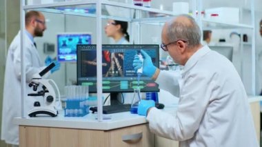 Modern laboratuvarda aşı geliştirme bölümünde çalışan nörolog.