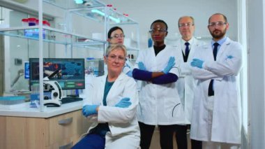 Kameraya bakan çok ırklı bilim adamlarından oluşan bir ekip