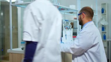 Biyolog doktor DNA örneklerini kontrol ediyor.
