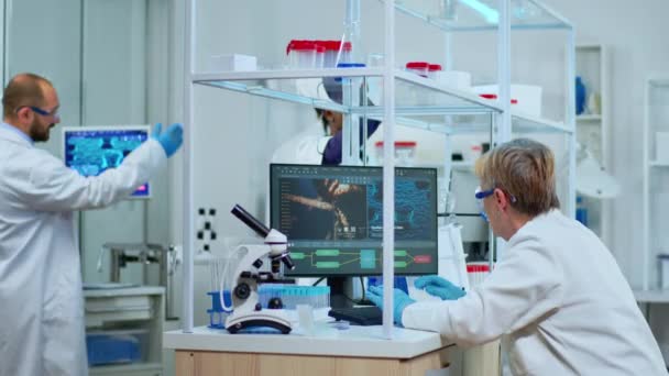 Oudere laboratoriumtechnicus die farmaceutisch onderzoek doet — Stockvideo