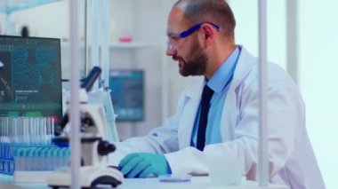 Biyokimyacı virüs belirtilerini kontrol ediyor