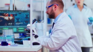 Endüstriyel bilim adamlarından oluşan çeşitli ekipler yeni aşılar geliştiriyor.