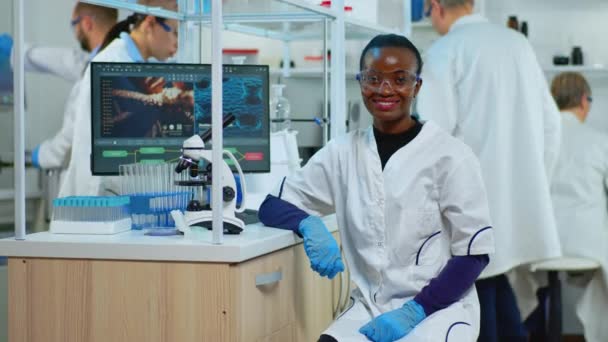 Profesional negro mujer científico mirando la cámara sonriendo — Vídeos de Stock