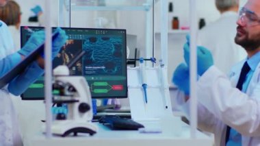 Kimya laboratuvarında çalışan çok ırklı pozitif bilim adamlarından oluşan bir ekip.