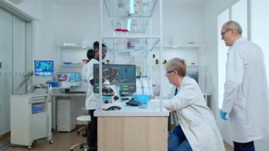 Aşı gelişimini tartışan yaşlı bilim adamlarından oluşan bir ekip