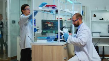 Bilim adamı mikroskop kullanarak virüs geliştirme