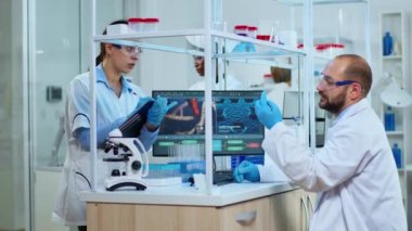 DNA mutasyonlarını araştıran çok ırklı bir ekip.