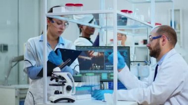 Çeşitli biyokimya bilim adamları yeni virüsler geliştiriyor