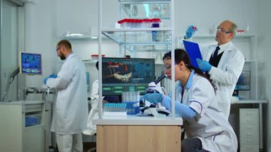 Koronavirüse karşı aşı geliştiren doktorlar.