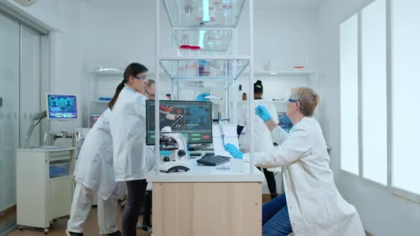 Multi-etnisch team werkt in druk laboratorium — Stockvideo