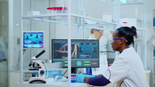 Zwarte vrouw onderzoeker het uitvoeren van wetenschappelijk onderzoek in het lab — Stockvideo