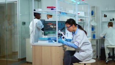 Modern laboratuvarda yeni aşılar için çalışan bir mikrobiyolog.