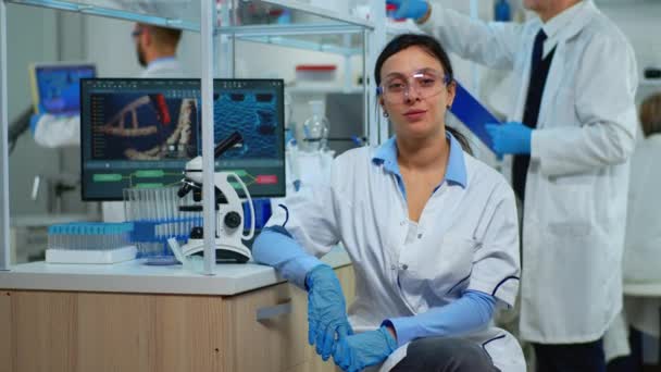 Cansado médico de laboratorio mirando a la cámara sonriendo — Vídeos de Stock