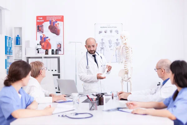 Läkare gör presentation för medicinsk personal — Stockfoto