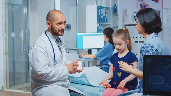 Arzt zeigt Mutter Pillen — Stockfoto