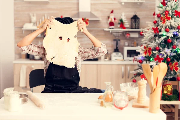 Miúdo bonito fazendo sobremesa tradicional no dia de Natal — Fotografia de Stock