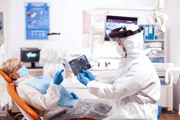 Estomatolog em equipamento de segurança - coronavírus do tipo agasint com raio-X — Fotografia de Stock
