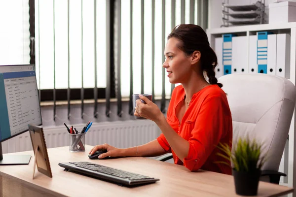 Geschäftsfrau blickt konzentriert auf Computerbildschirm — Stockfoto